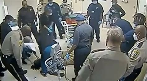 Divulgan video que muestra muerte de sospechoso esposado en hospital; acusan a 10 personas